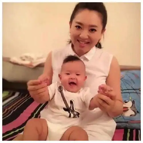 月亮姐姐陪儿子玩滑板,40岁的年龄20岁的容颜,秘诀原来在这里