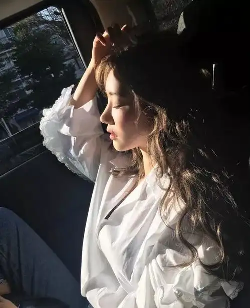 常做这个动作的女人,比同龄人年轻20岁,神奇