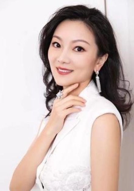 张艺谋2段婚姻3个女人,抛弃巩俐娶小31岁大学生,5年3胎幸福美满