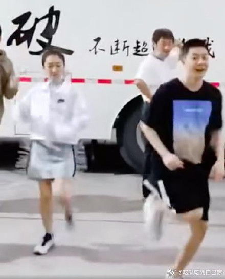 周冬雨跳广场舞太搞笑了吧哈哈像移动的表情包影后啊