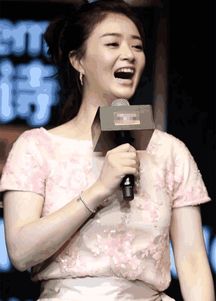 杨幂跟蒋欣同穿绣花礼服裙,一个俗不可耐,一个美艳无边