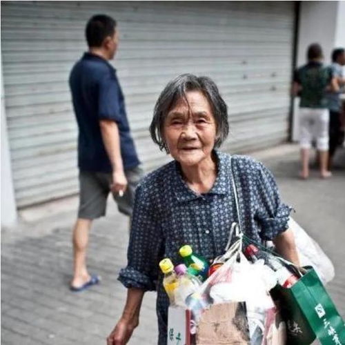头像女老人女业务员