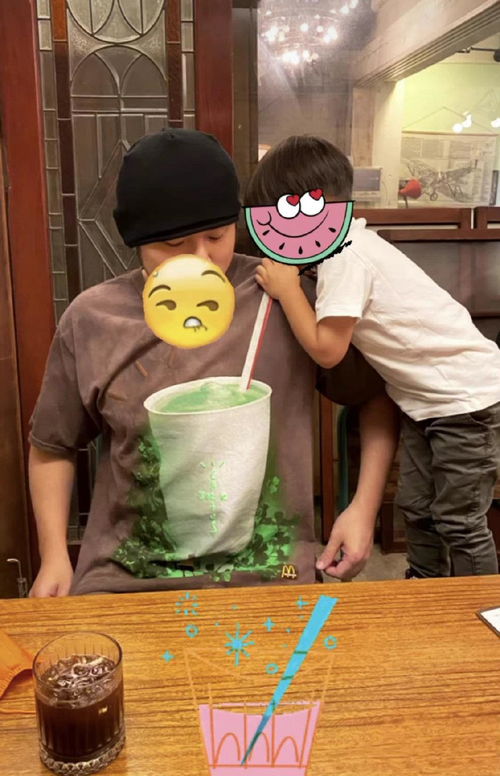 周杰伦发喝奶茶照片,周董也这么有情调,还知道秋天的第一杯奶茶