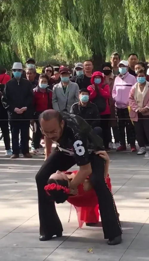 身份曝光打人大妈是东北人,看完这组照片终于找到迷之自信原因