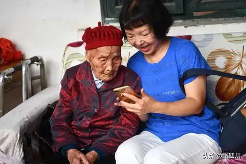 最牛00后迎来121岁老人迎来生日六世同堂膝下子孙后人百余名