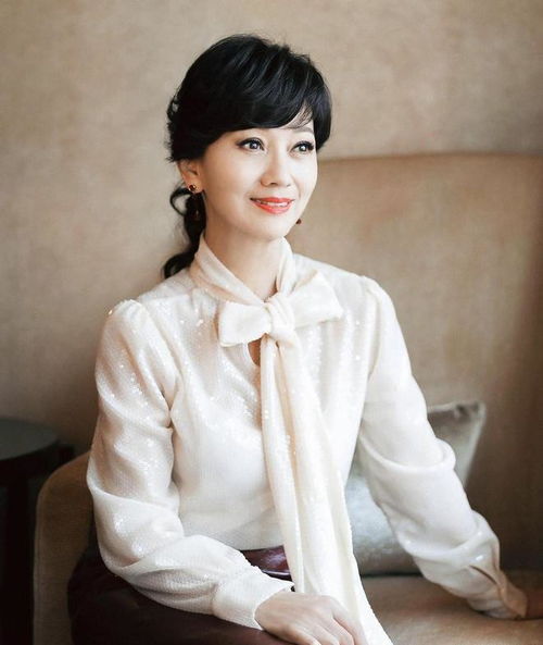 女人过了50岁,少穿高跟鞋丝袜学赵雅芝这样穿,美得知性又洋气