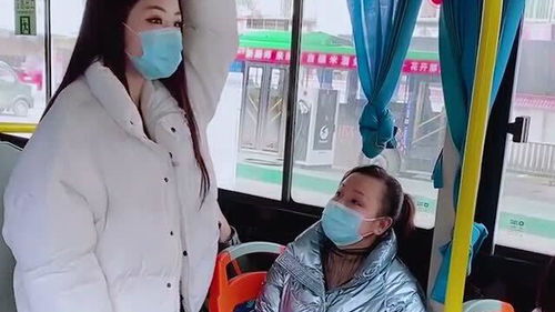 美女好心给大妈让座,结果被讽刺,高情商轻松怼回去