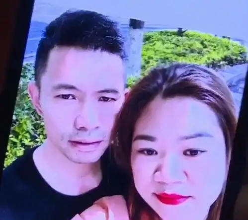50岁男子出轨25岁小三,原配遭小三挑衅恼怒,男子她给我钱花