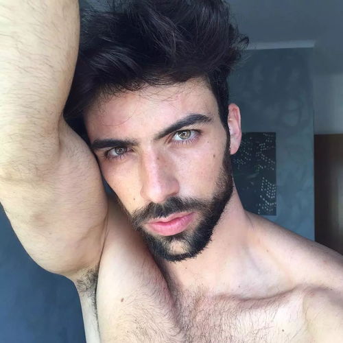 充满拉丁风情的胡渣男模carlossanjuan