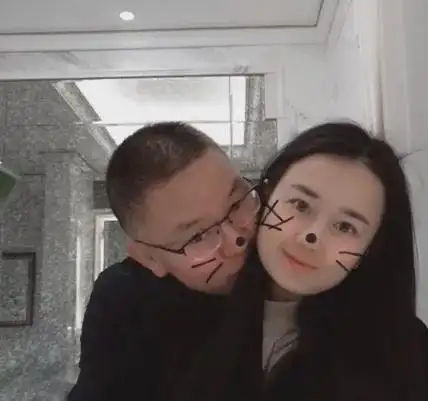 20岁女孩爱上50岁大爷,又是买别墅又是给零花钱为了钱还是爱