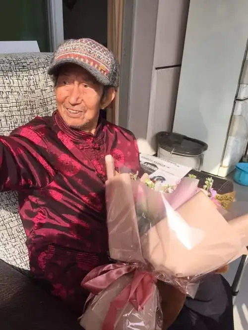 中国的百岁老人年夜饭都吃啥大年初七2120看广西卫视百寿探秘特别节目保您有味