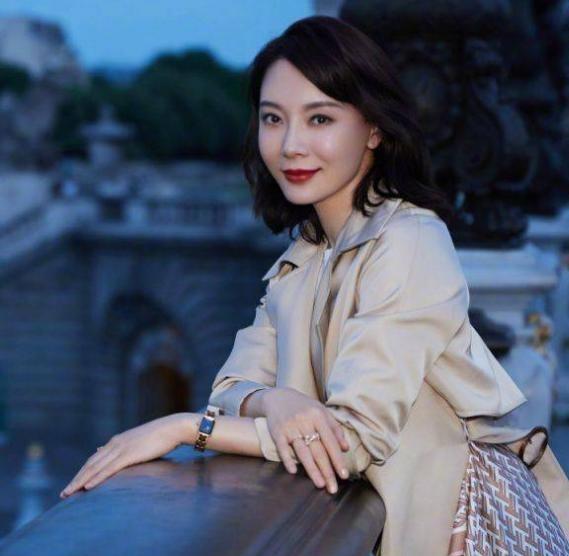 真正有品位的女人,都不会穿卫衣配阔腿裤,看陈数袁泉就知道了