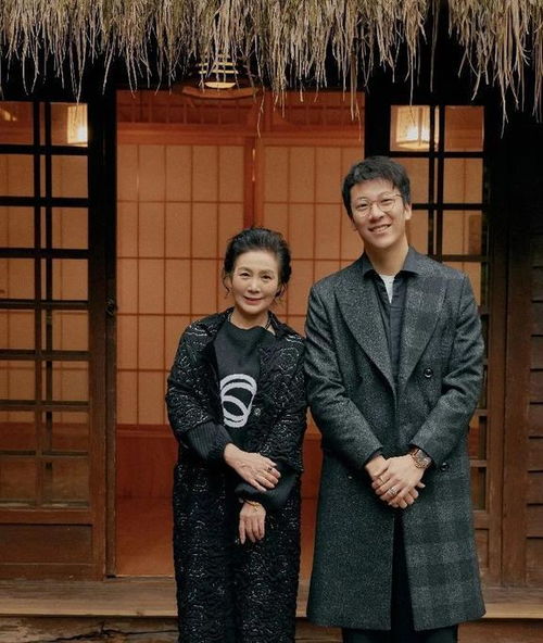 秋冬大衣这样穿巨好看,瞧60妈妈的万能搭配法则,时髦有高级感