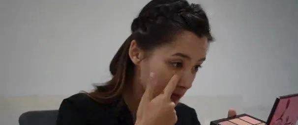 港姐冠军不化妆不买包,省下了很多钱,上大学时在英国买两套房
