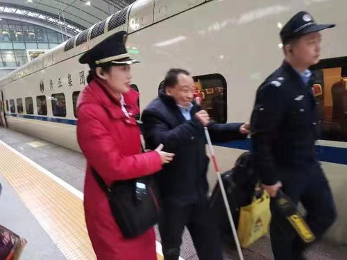 武汉客运段城际动车组春运首日,盲人旅客遇见光明