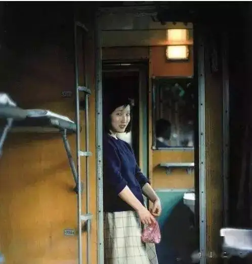 老照片80年代的姑娘,现在的奶奶,时尚感一点不输现在的姑娘们