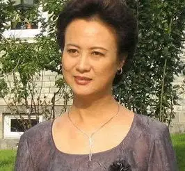 54岁因一角爆红,二婚嫁大15岁同行却先后离世,自愿捐出遗体