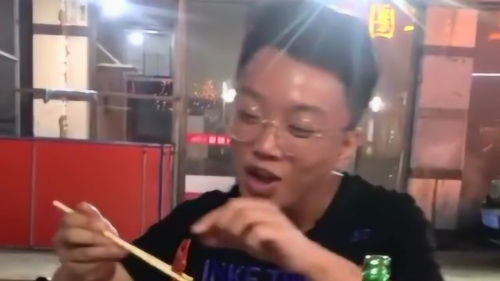 吃个小龙虾满脸都是戏,表情生动充满了喜感,一副没见过世面的样子
