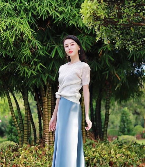 碎花裙过时了今年流行这三款,3050岁女人穿正合适,优雅气质