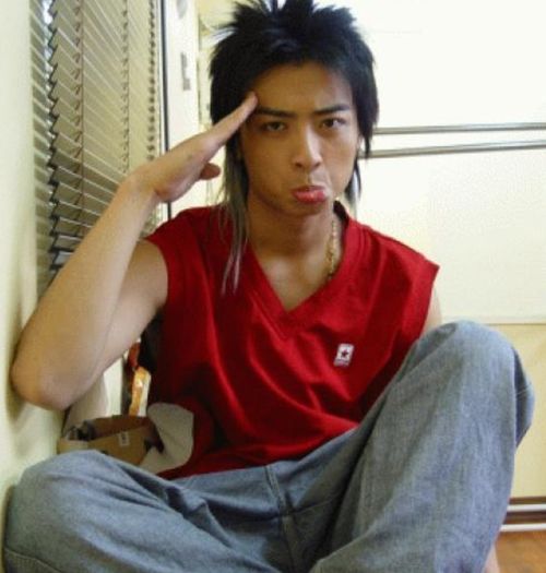 40岁男星自曝患解离症曾情绪激动晕倒,幸好小12岁女友没被吓跑