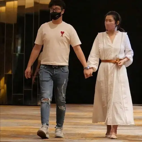 黄子佼50寿宴星光熠熠,selina牵手小男友恩爱道贺,甜穿情侣装