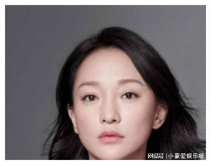 46岁周迅街头被偶遇穿透视毛衣身材干瘦,曾因怕衰老坐沙发上哭