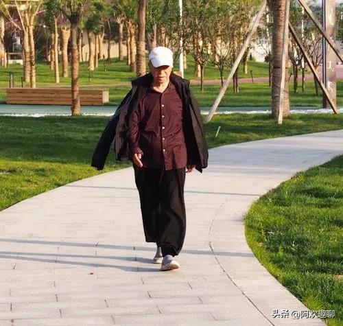 医生告诫年纪大了要少散步到了60岁以后,散步时这3事要避开