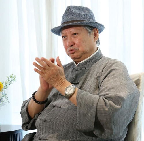 71岁洪金宝暴瘦拄拐走红毯,58岁港姐妻子贴心搀扶,身材颜值出众