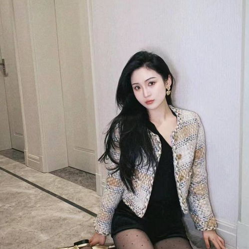 入春后小香风外套火了,配裙子优雅气质,30岁左右女人穿最美