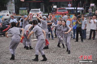 中国式奇葩广场舞举枪捉鬼子整容跳探戈