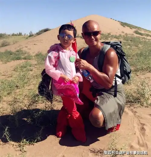 乐嘉回应强吻谢娜事件,他感情坎坷,一共有三段婚姻,三个孩子