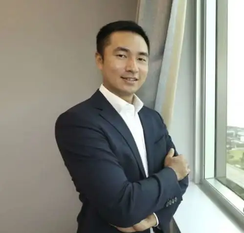 40岁王心凌为百亿总裁献唱,被曝出场费300w,男方满脸微笑似痴汉