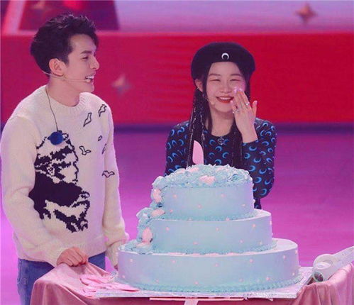 李佳琦直播为金靖过生日,宠溺上演摸头杀,网友按头磕cp