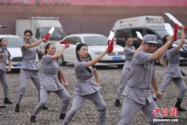 重庆大妈自编广场舞纪念日本投降69周年
