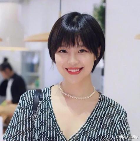 女人过40岁尽量少烫大妈卷,今年流行这5种发型,清凉又减龄