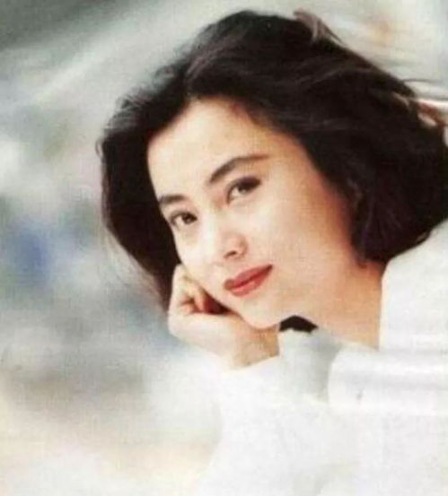 曾有8亿人听她的歌,30年了,一代甜歌皇后终成铿锵玫瑰