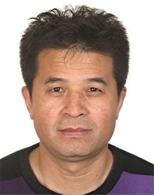 62岁毕福剑商演捞金,身败名裂还为老不尊对女粉丝摸头又摸手