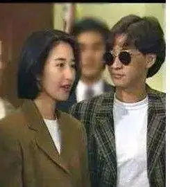 当家花旦却偏偏爱上跑龙套的,终成影帝背后的女人,50多岁被宠成了少女