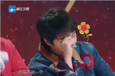 关晓彤问谁是音乐鬼才大张伟答鹿晗,华晨宇的表情尴尬