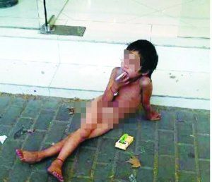 6岁女童裸身乞讨亲爹嫌累不工作逼女儿乞讨组图