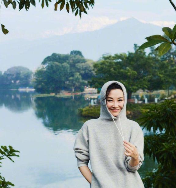女人到50岁不想被叫大妈,许晴这4点值得学习,减龄又有气质