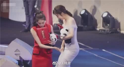 颁奖典礼获关晓彤提裙边,王晓晨发文表感谢好姑娘谢谢你