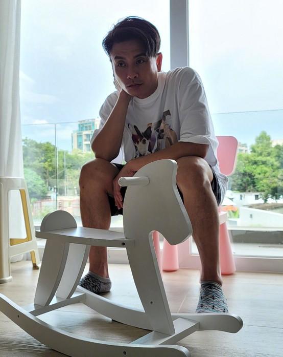 中年男人不结婚也不油腻,40岁的黄宗泽身穿黑色大衣,帅气依旧