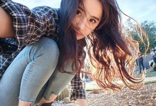 杨幂成为娱乐圈里第三位粉丝破亿的明星,晒照发文表示对粉丝感谢