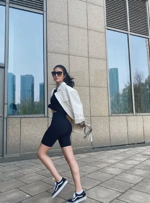 被曝与大30岁男友结婚,今穿工装外套配单车裤,臀部线条美极了