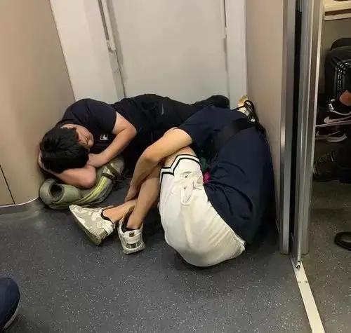 俩男子蜷缩在高铁过道上,这张心酸照火了