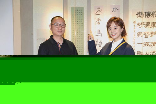 孙俪假期逛书院,穿黑色西装背小书包变中学生,双脚笔直站立抱柱子太可爱