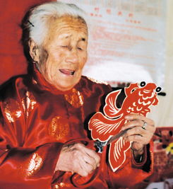 剪纸老太喜迎百岁寿辰
