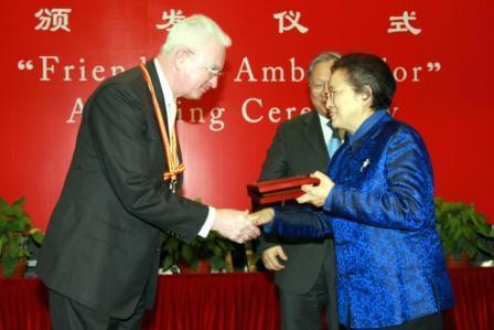 这个外国人娶了中国姑娘,还跟了老婆姓,如今得到岳父几百亿家产
