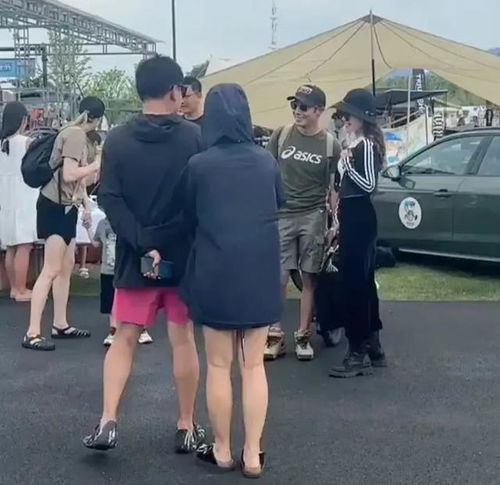 撒贝宁一家四口游千岛湖,龙凤胎骑爸妈脖子好可爱,幸福的一家人